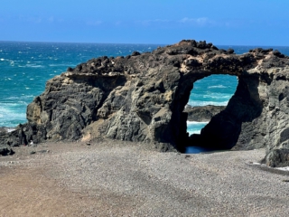 Ajuy, Palmenoase und Felsentor.