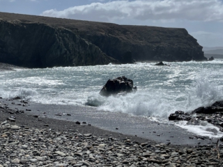 Ajuy, Palmenoase und Felsentor.