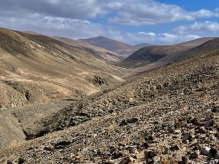 Ajuy, Palmenoase und Felsentor.