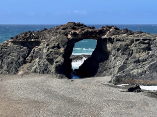 Ajuy, Palmenoase und Felsentor.