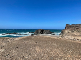 Ajuy, Palmenoase und Felsentor.