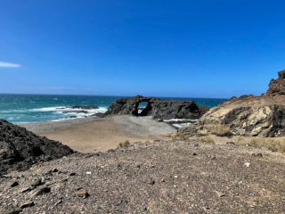 Ajuy, Palmenoase und Felsentor.