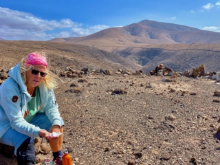 Ajuy, Palmenoase und Felsentor.