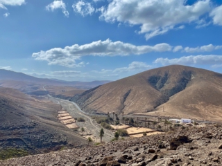 Ajuy, Palmenoase und Felsentor.
