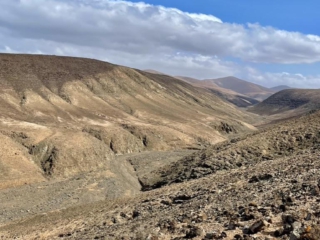 Ajuy, Palmenoase und Felsentor.