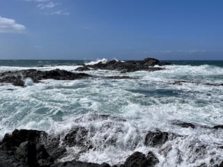 Ajuy, Palmenoase und Felsentor.