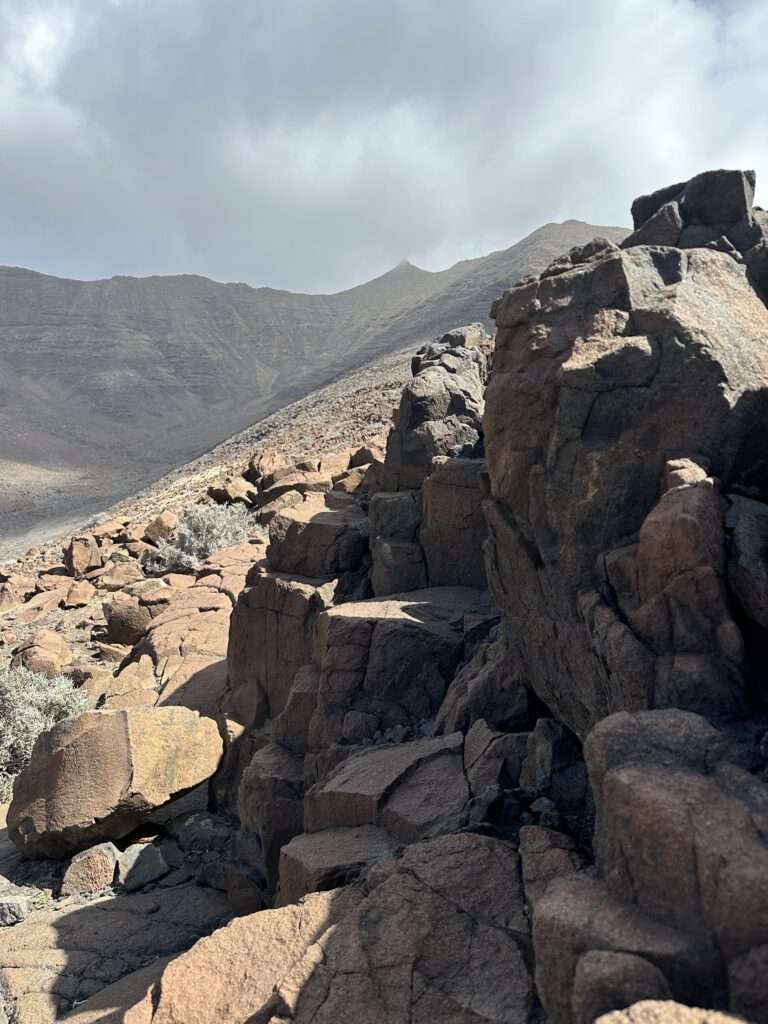 Montaña De Jorós und der steinerne Thron