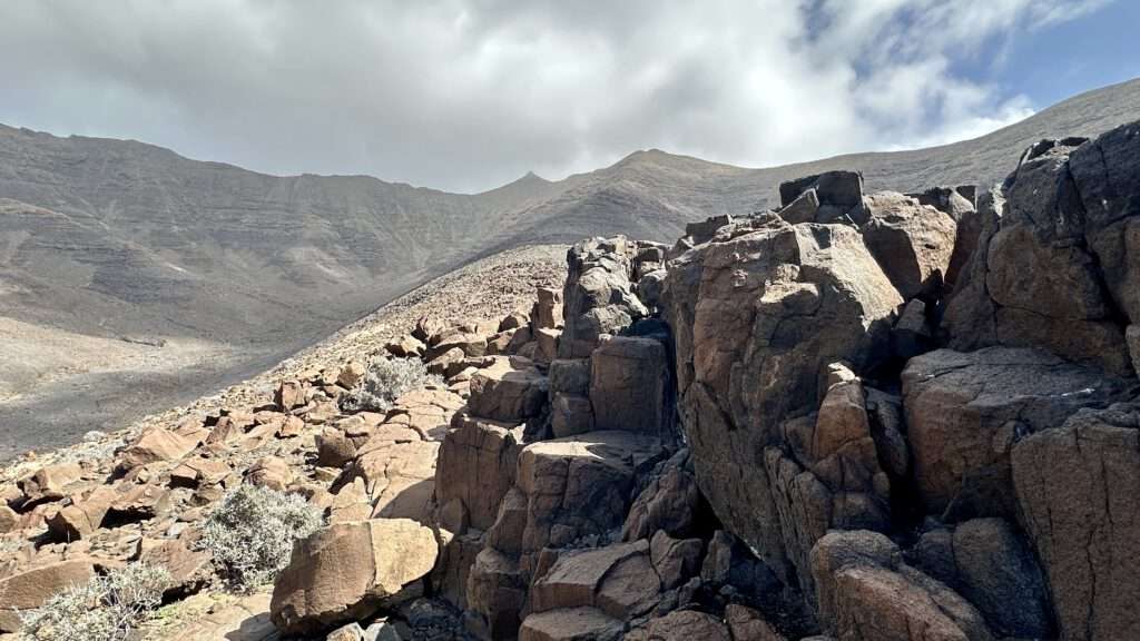 Montaña De Jorós und der steinerne Thron