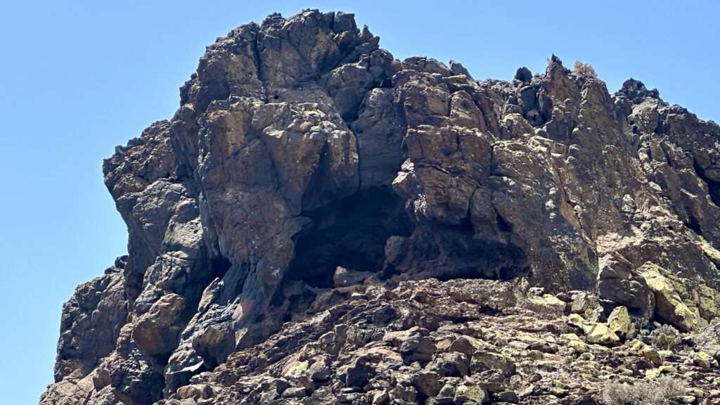Montaña De Jorós und der steinerne Thron