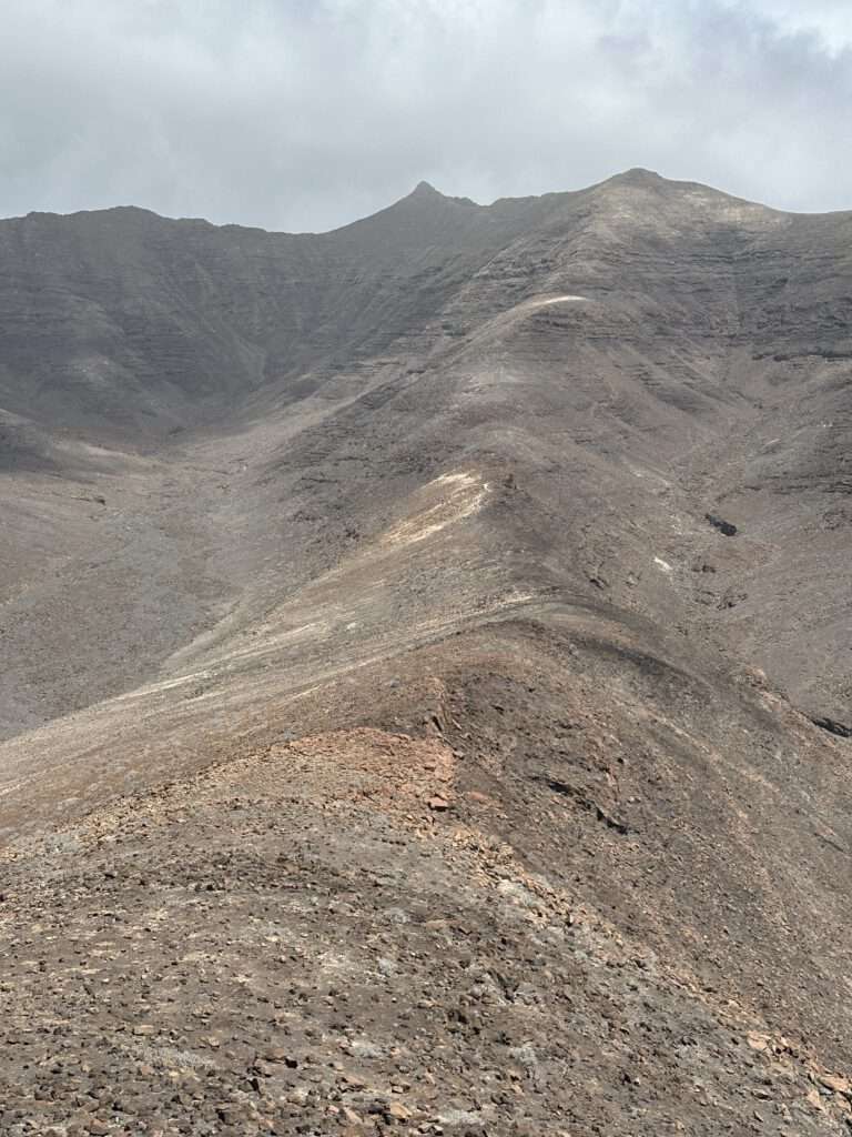 Montaña De Jorós und der steinerne Thron